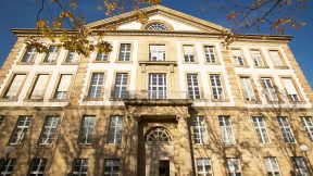 Die Außenfassade der Universität Karlsruhe.