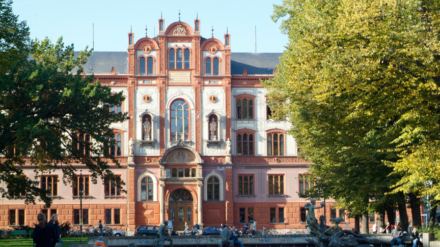 Universitätsplatz vor dem Hauptgebäude der Universität in Rostock.